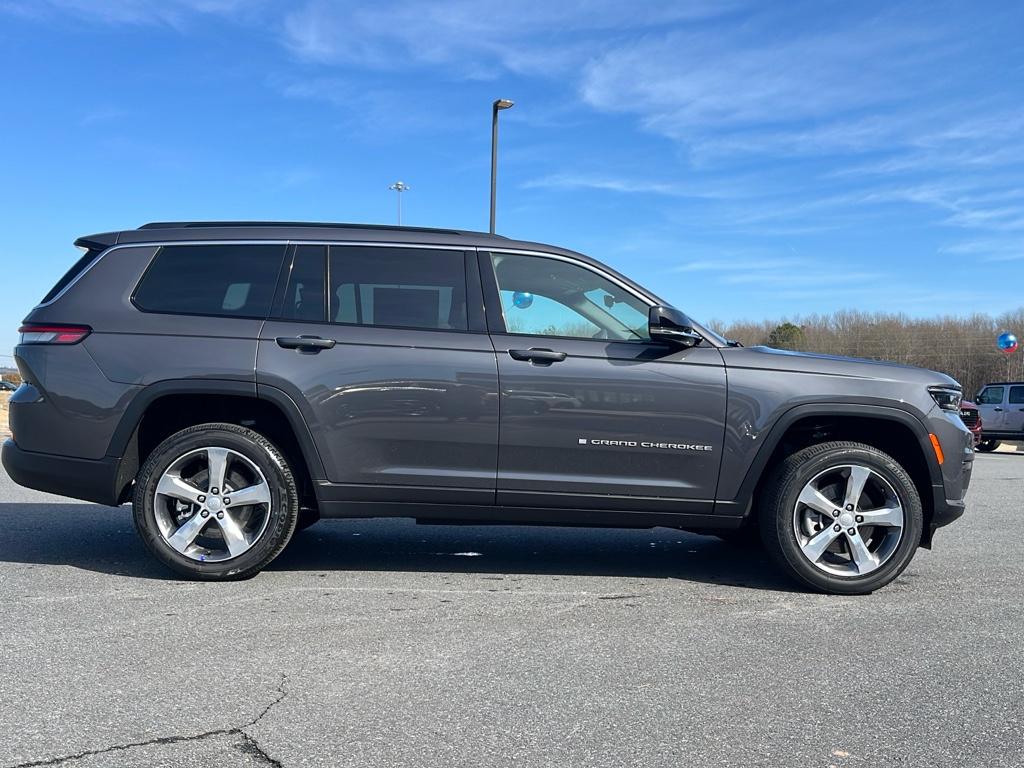 2025 Jeep Grand Cherokee L photo 2