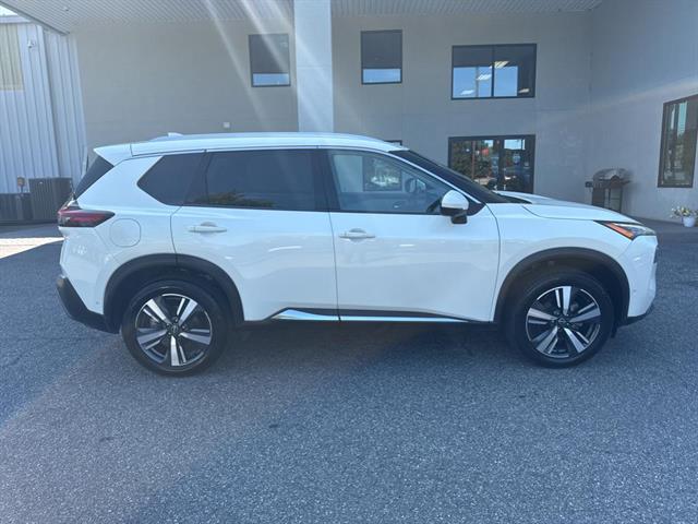 2023 Nissan Rogue SL photo 3
