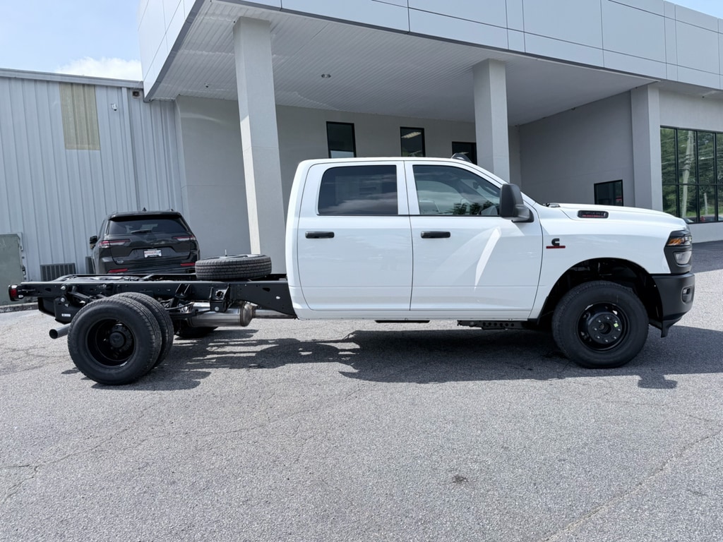 New 2026 Ram 3500 TRADESMAN CREW CAB CHASSIS 4X4 60' CA Pickup