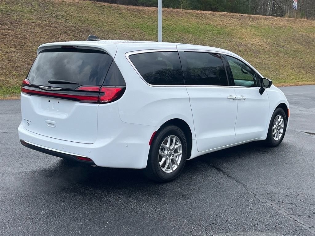 Used 2025 Chrysler Pacifica Select Minivan