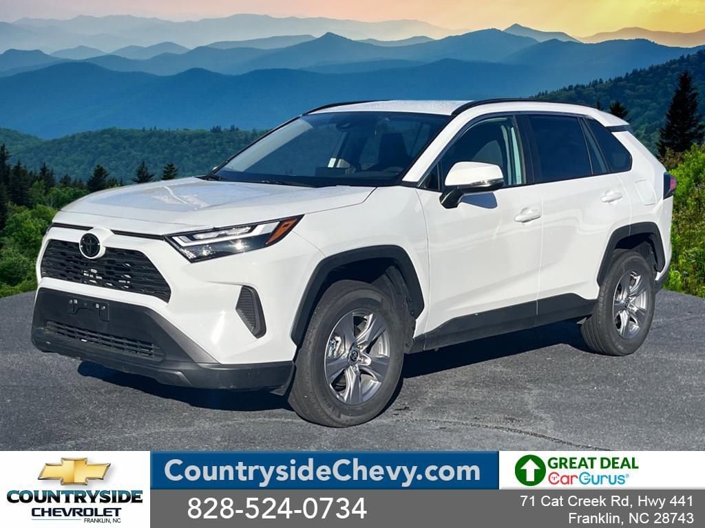 2025 Toyota RAV4 XLE's photo