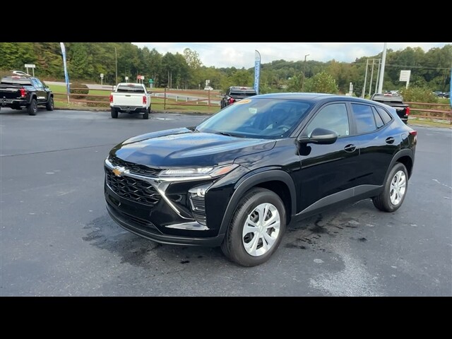 2025 Chevrolet Trax LS photo 3