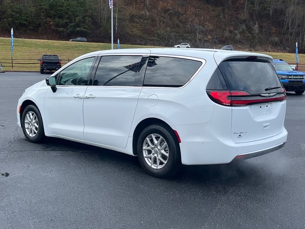 Used 2025 Chrysler Pacifica Select Minivan