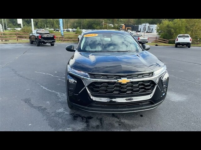2025 Chevrolet Trax LS photo 2