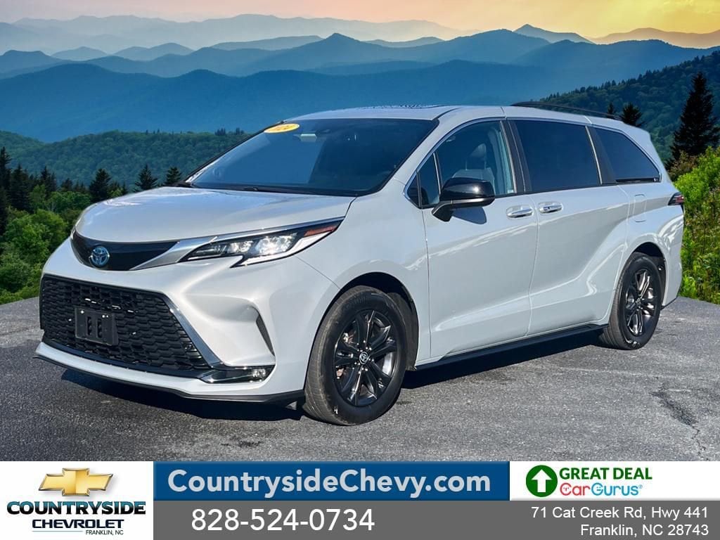 2024 Toyota Sienna XSE's photo