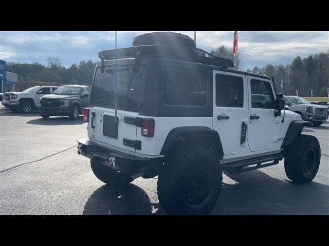 2016 Jeep Wrangler Unlimited Rubicon photo 2