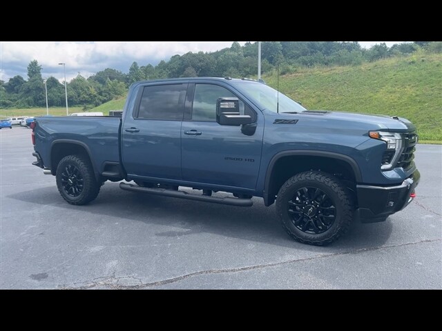 2025 Chevrolet Silverado 2500HD LTZ photo 2