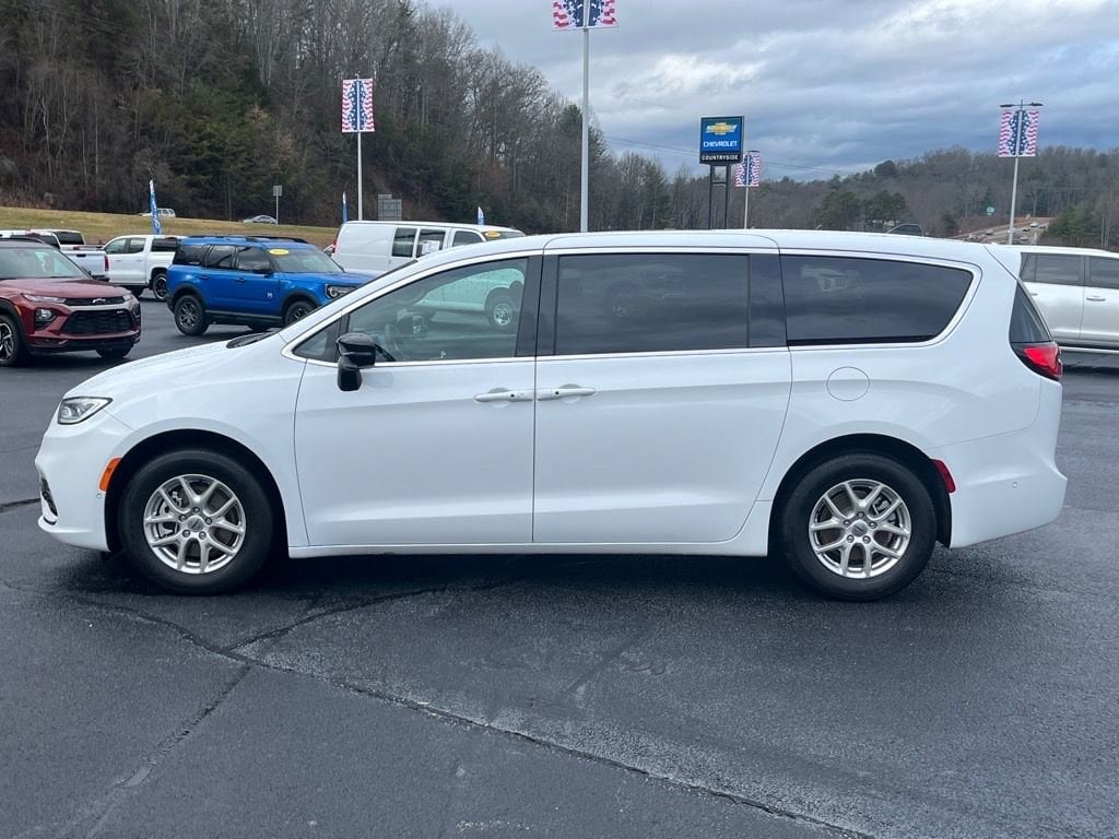 Used 2025 Chrysler Pacifica Select Minivan