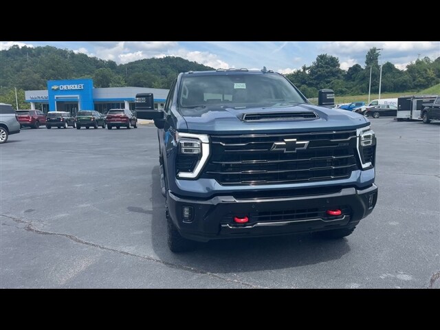 2025 Chevrolet Silverado 2500HD LTZ photo 3