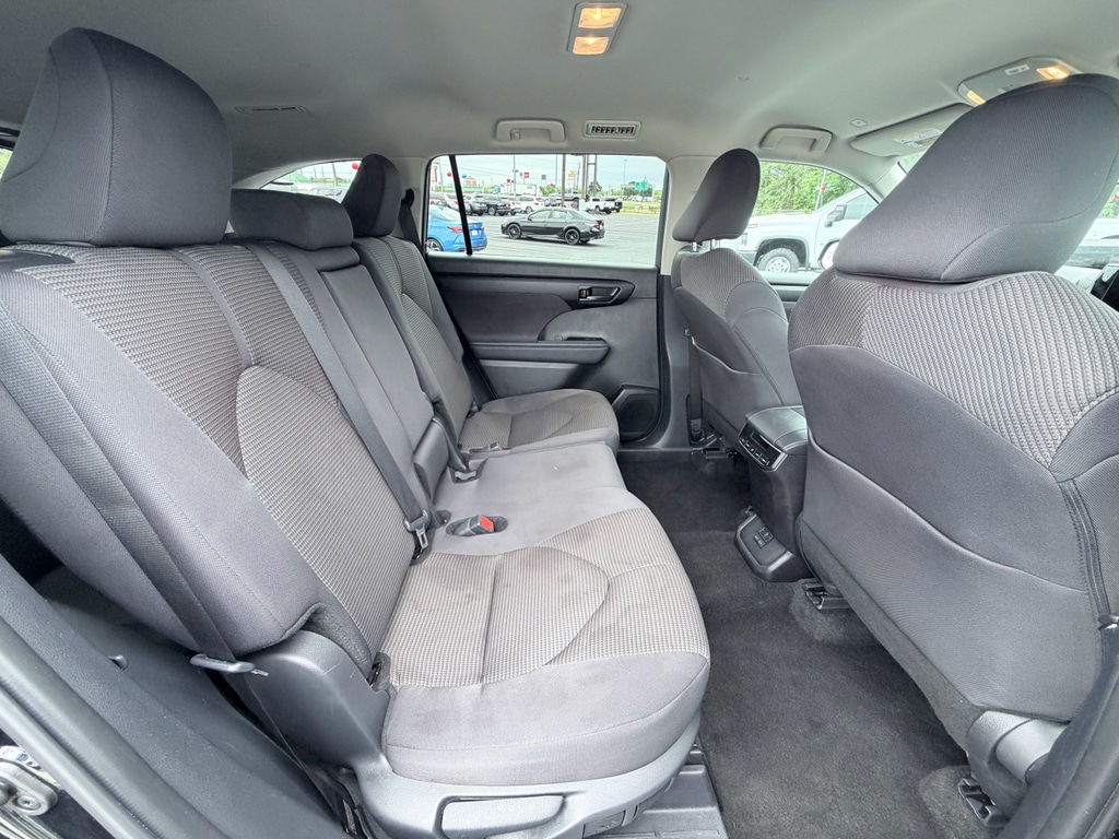 2025 Toyota Highlander LE - Photo 26