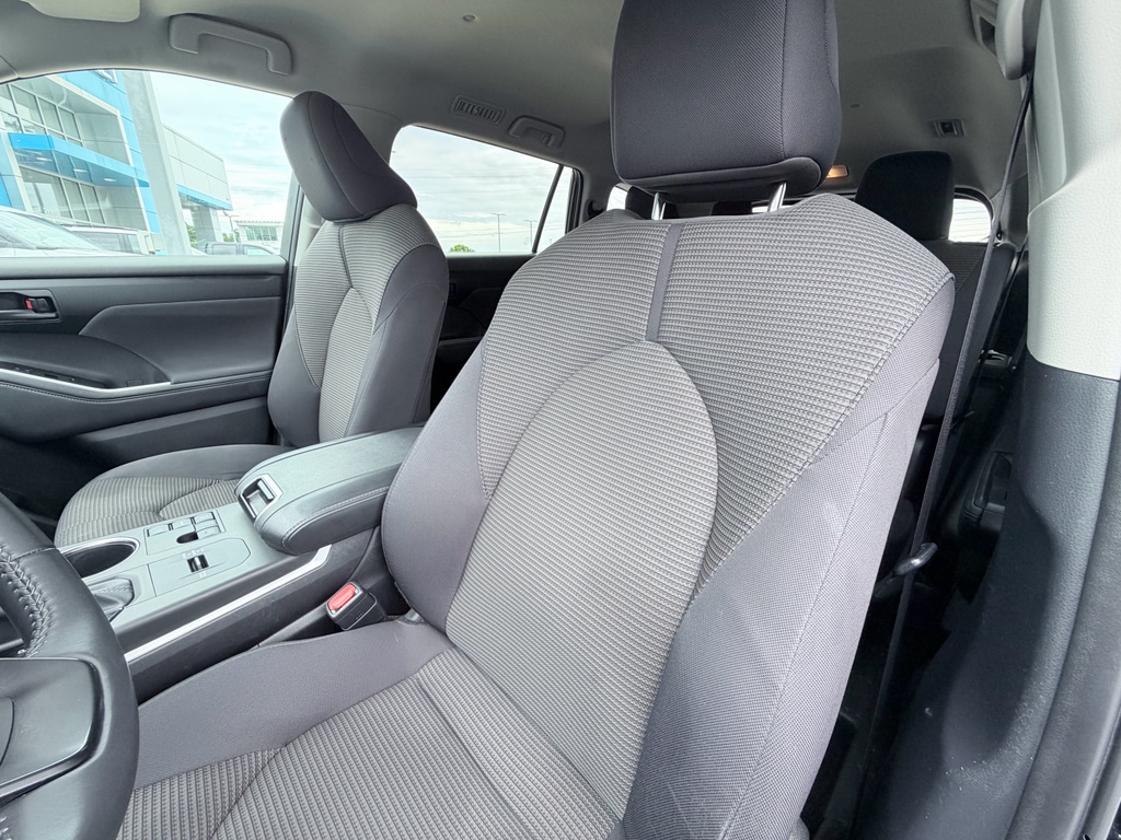 2025 Toyota Highlander LE - Photo 22