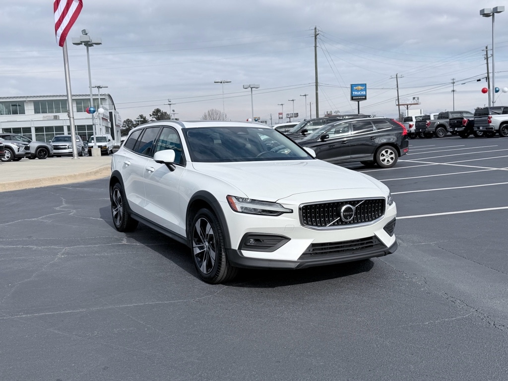 2025 Volvo V60 Cross Country Plus - Photo 2