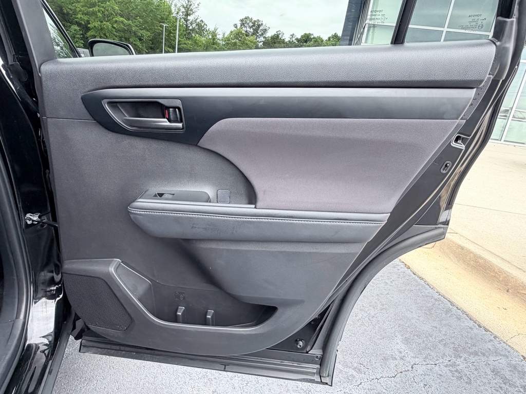 2025 Toyota Highlander LE - Photo 29