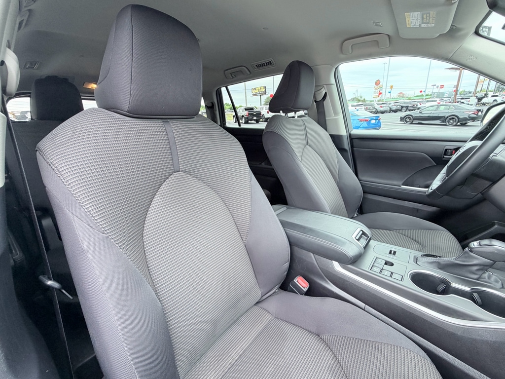 2025 Toyota Highlander LE - Photo 25