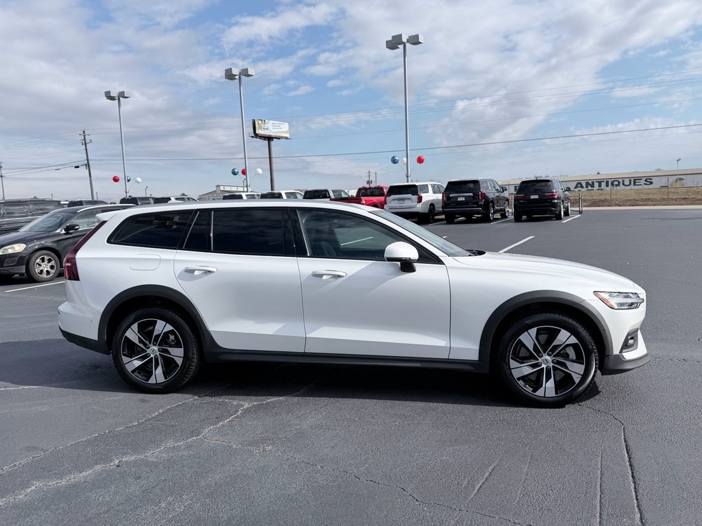 2025 Volvo V60 Cross Country Plus - Photo 4