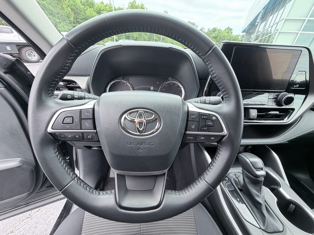 2025 Toyota Highlander LE - Photo 13