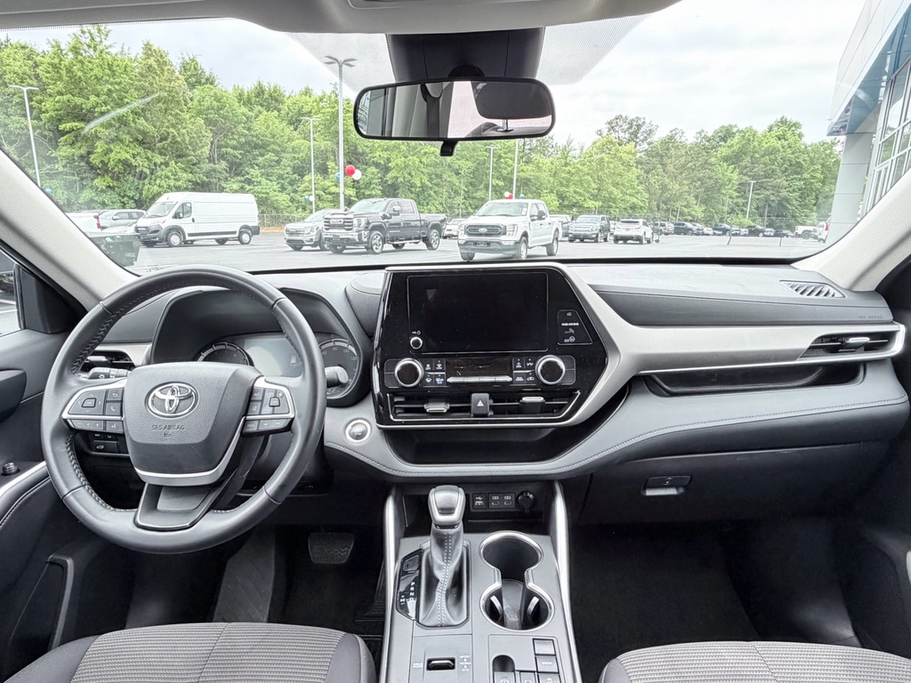 2025 Toyota Highlander LE - Photo 11