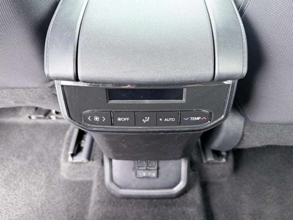 2025 Toyota Highlander LE - Photo 27