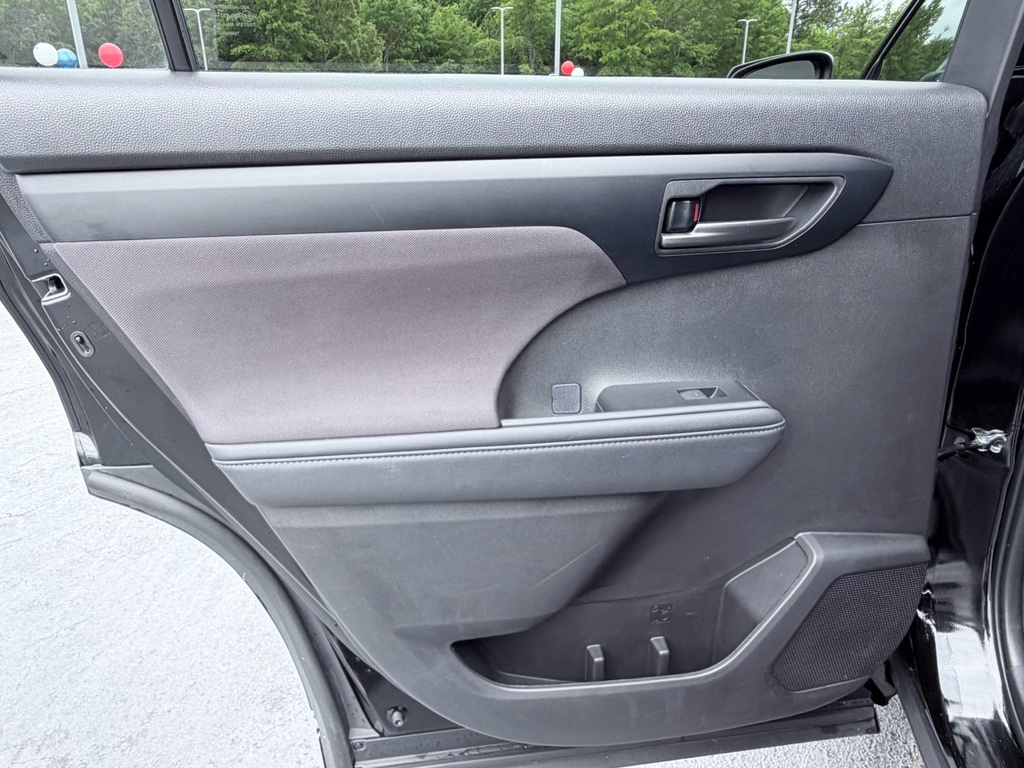 2025 Toyota Highlander LE - Photo 31