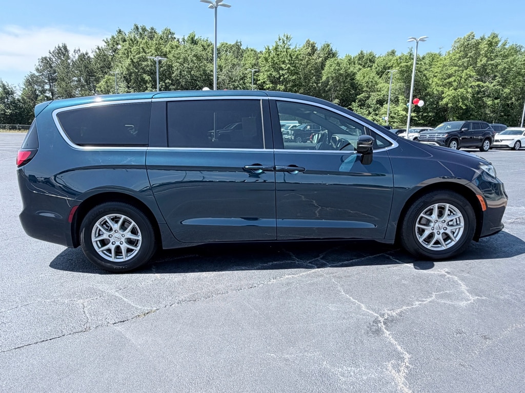 Used 2025 Chrysler Pacifica Select