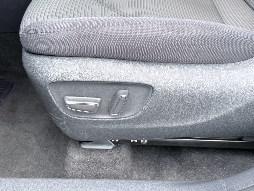 2025 Toyota Highlander LE - Photo 23