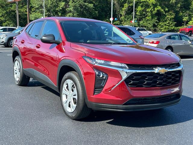 2025 Chevrolet Trax LS photo 4