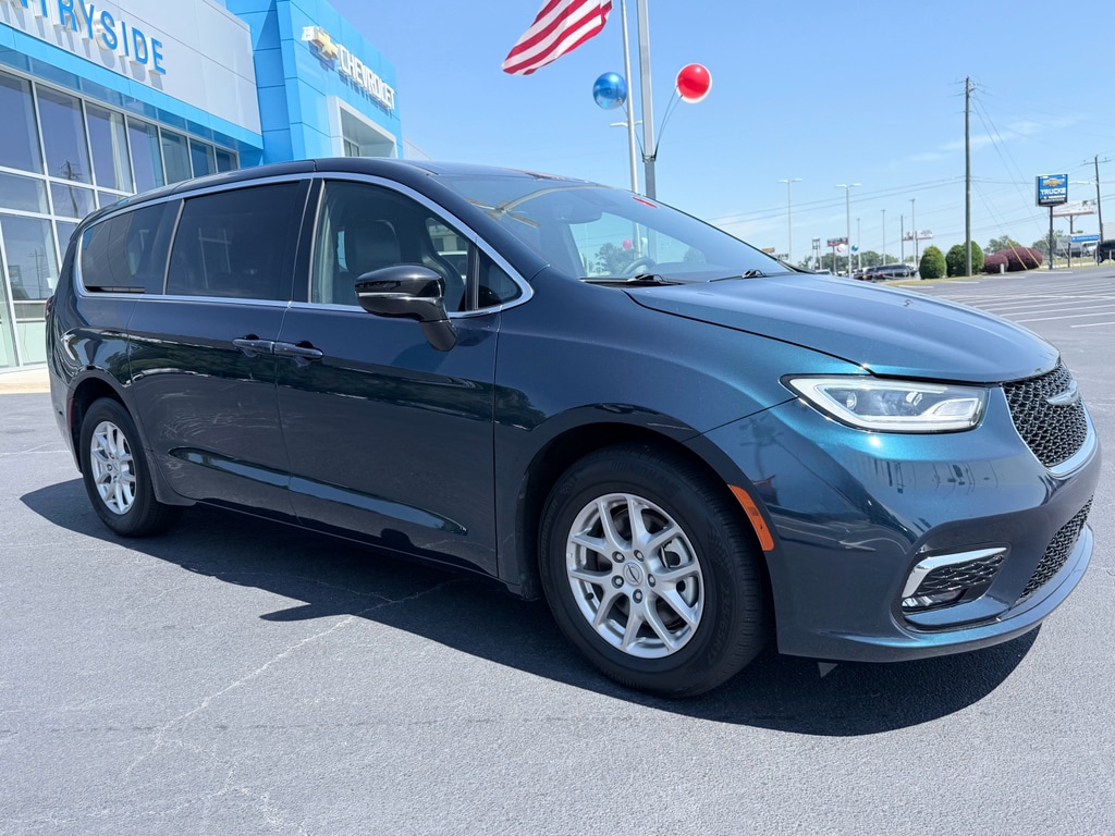 Used 2025 Chrysler Pacifica Select