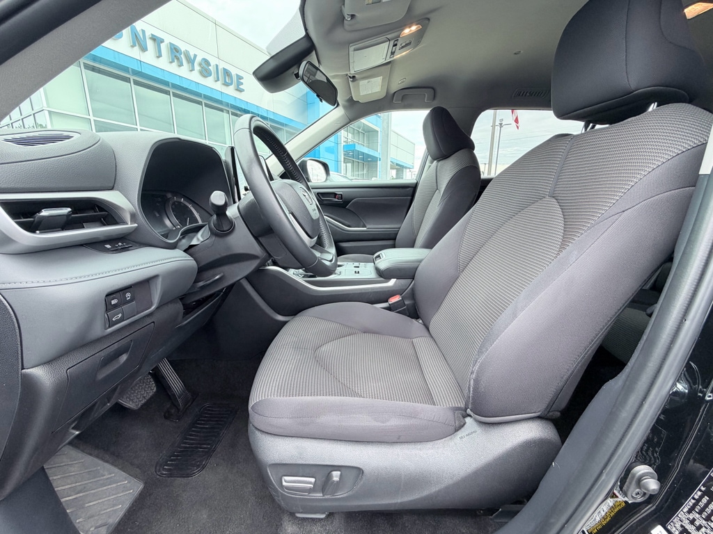 2025 Toyota Highlander LE - Photo 21