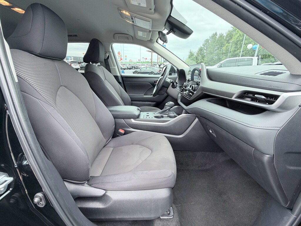 2025 Toyota Highlander LE - Photo 24