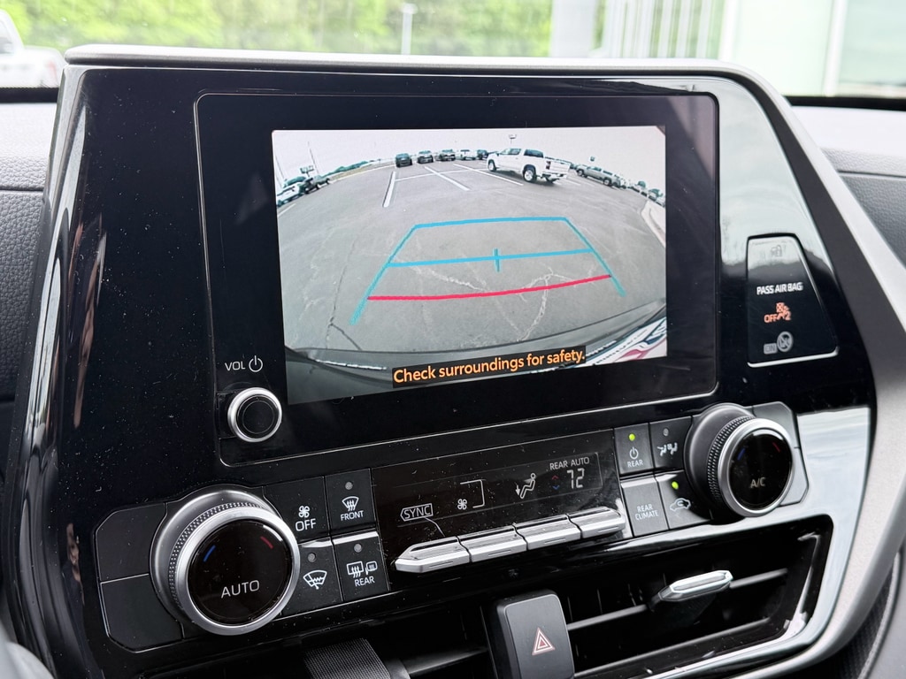 2025 Toyota Highlander LE - Photo 17