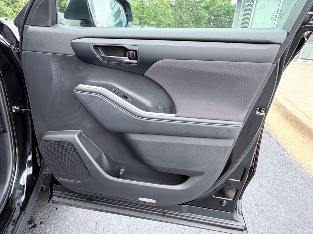 2025 Toyota Highlander LE - Photo 28