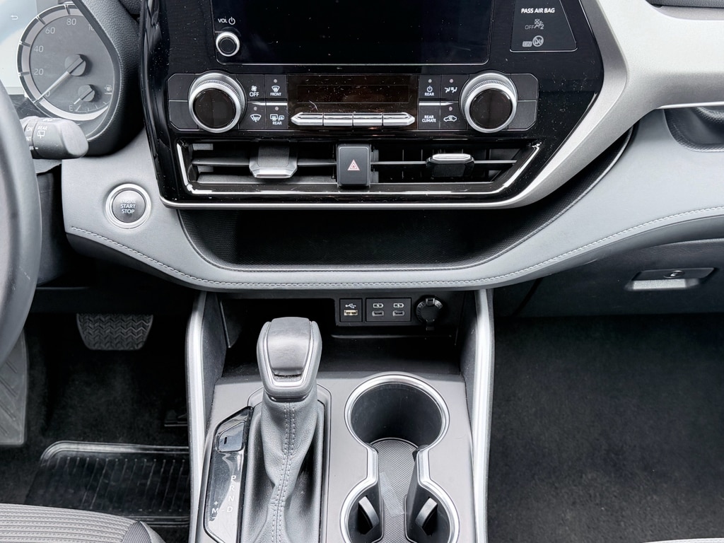 2025 Toyota Highlander LE - Photo 18