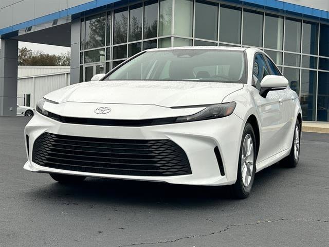 2025 Toyota Camry LE's photo