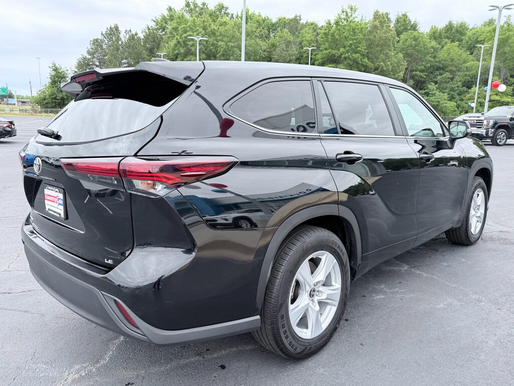 2025 Toyota Highlander LE - Photo 6