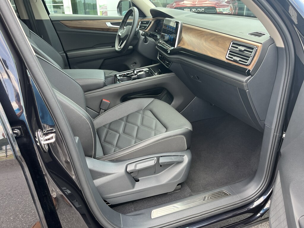 2025 Volkswagen Atlas SE w/Tech - Photo 17