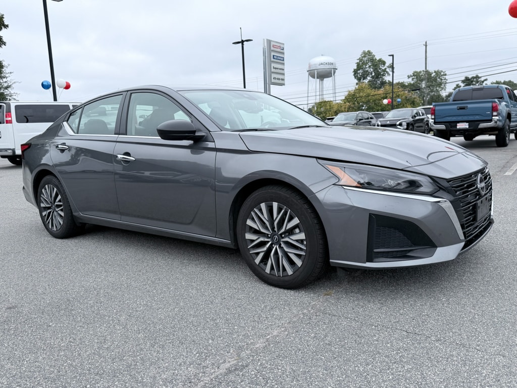 Used 2024 Nissan Altima 2.5 SV Sedan