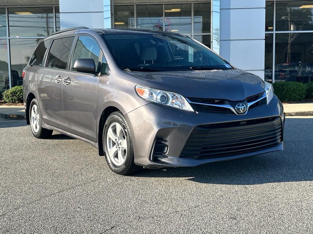 2020 Toyota Sienna LE photo 3