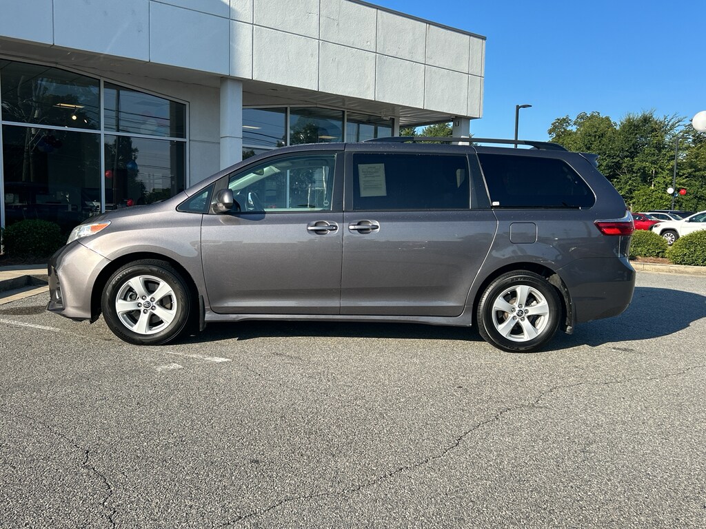 2020 Toyota Sienna LE photo 4