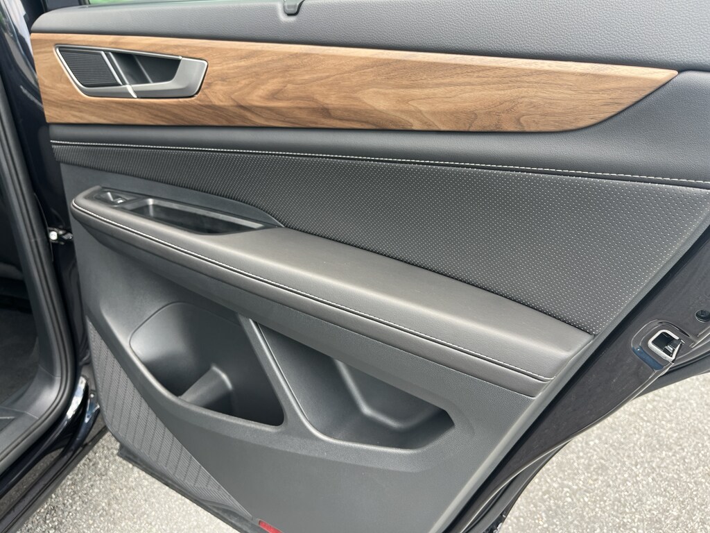 2025 Volkswagen Atlas SE w/Tech - Photo 21