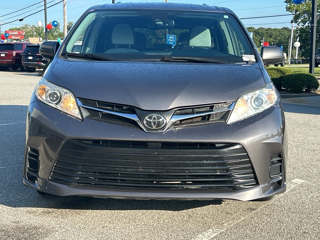 2020 Toyota Sienna LE photo 2