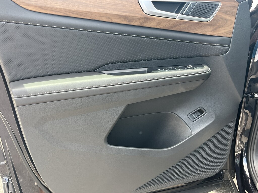 2025 Volkswagen Atlas SE w/Tech - Photo 18