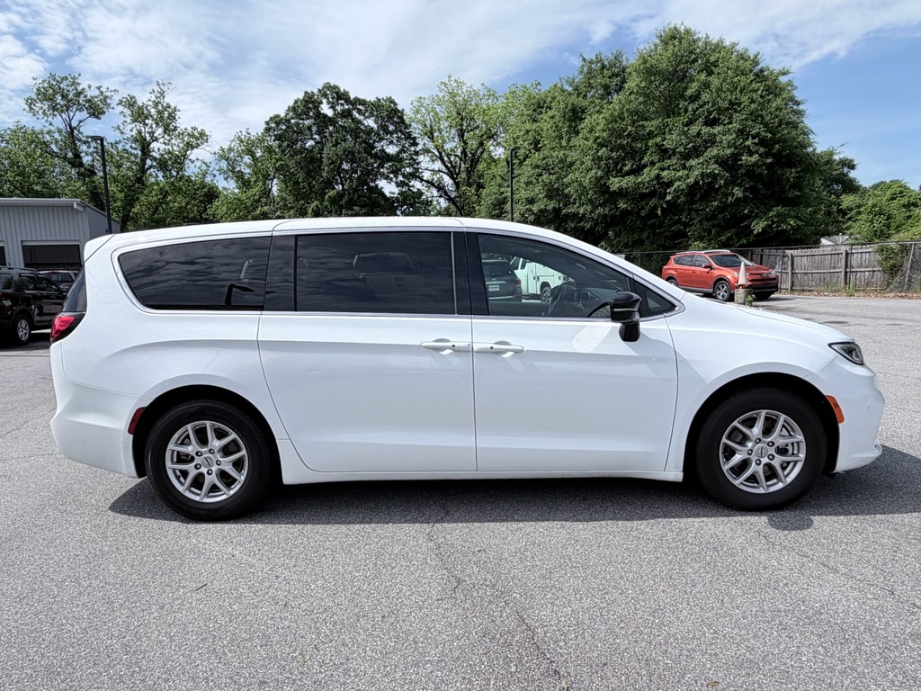 Used 2025 Chrysler Pacifica Select Van Passenger Van