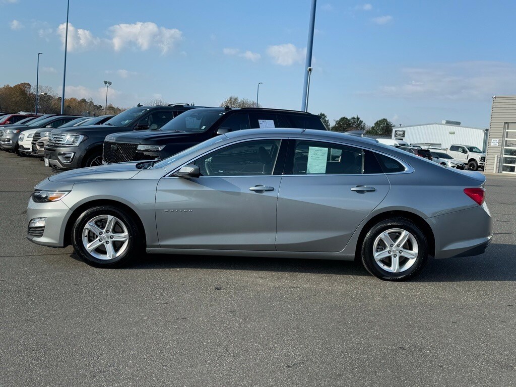 2024 Chevrolet Malibu 1LT photo 3