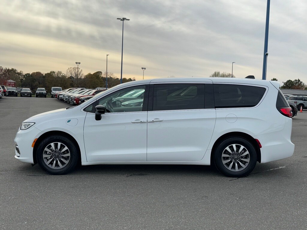 Used 2024 Chrysler Pacifica Hybrid Select Minivan/Van