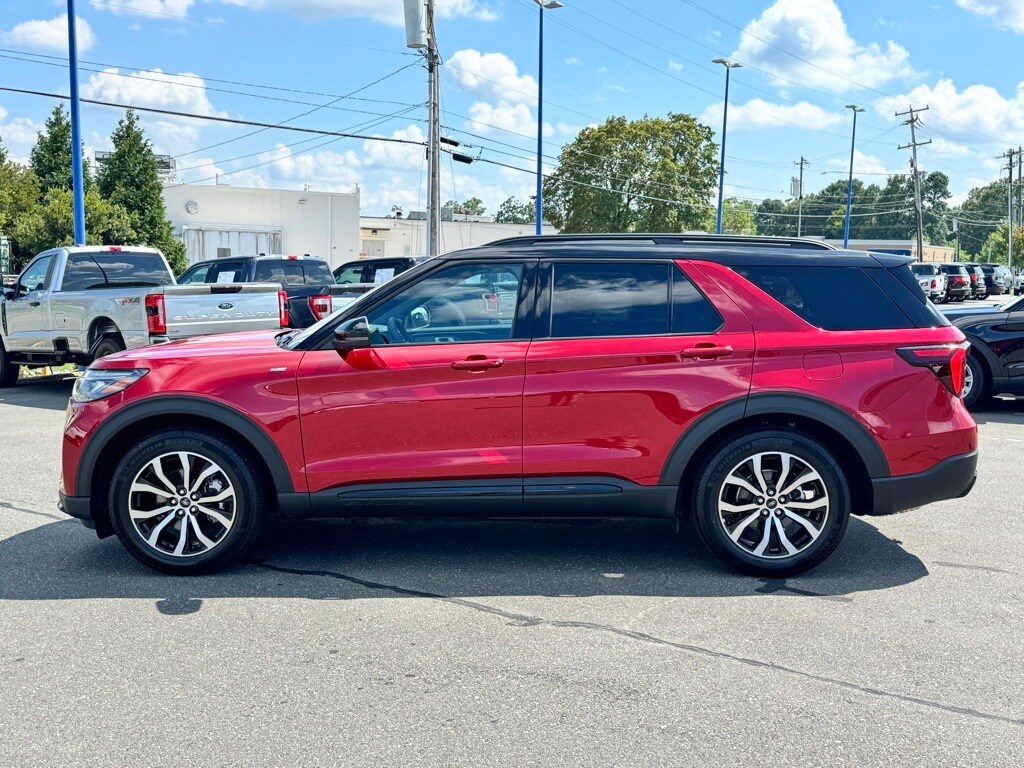 2025 Ford Explorer ST-Line photo 2