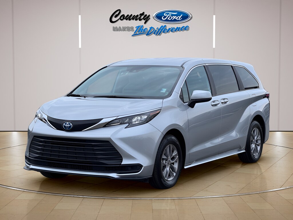 Used 2025 Toyota Sienna LE Minivan/Van