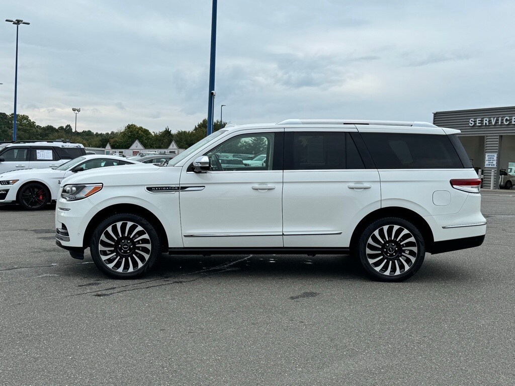 2022 Lincoln Navigator Black Label photo 2