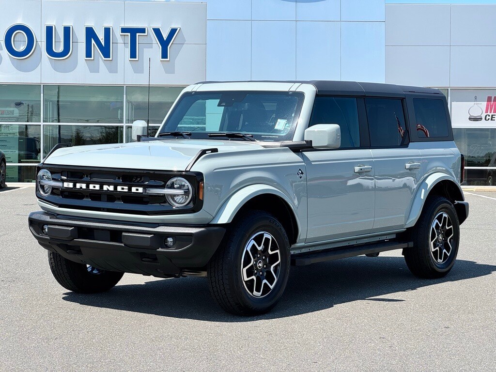 2024 Ford Bronco Outer Banks photo 2