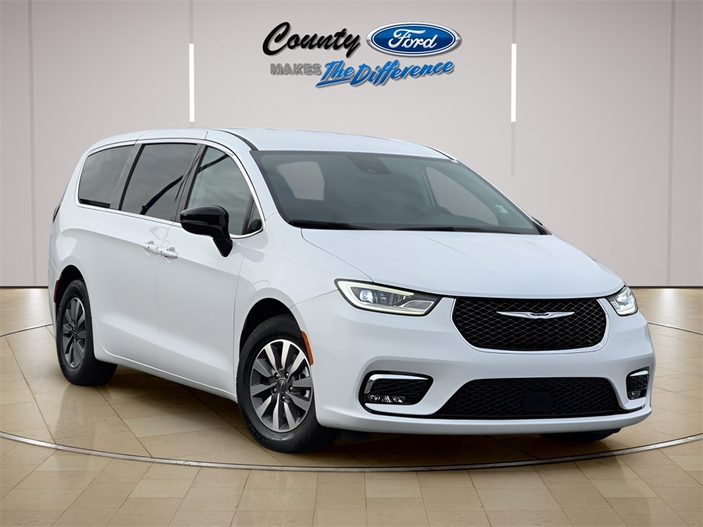 2024 Chrysler Pacifica PHEV Select's photo