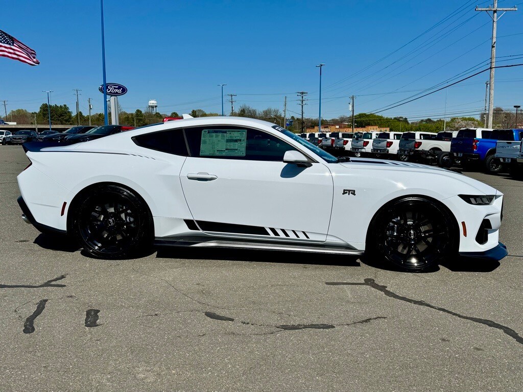 2025 Ford Mustang GT photo 3